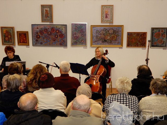Fellobant az első gyertya lángja 11
